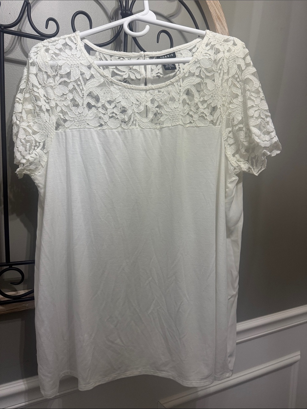 torrid White Lace Yoke Short Sleeve Top Sz 0